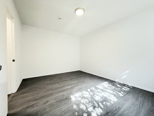 Building Photo - 10565 Camarillo St