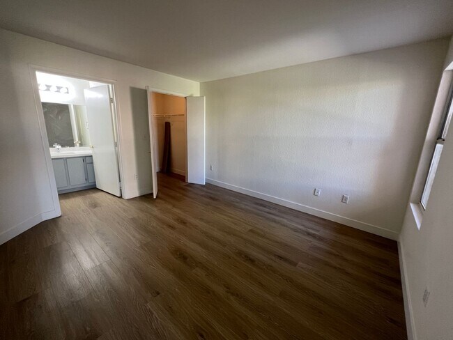 Building Photo - Beautifully Upgraded 2 Br 2 Ba Condo MOVE ...
