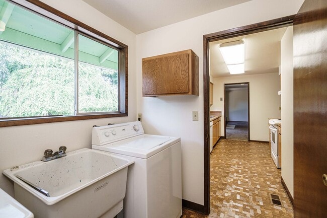 Building Photo - GREAT LOCATION!!! Single Level 3 bedroom 2...