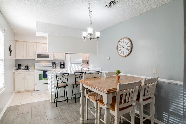 Building Photo - 2 Bed/1 Bath Condo with In-Ground Pool
