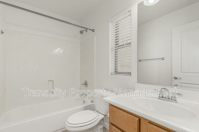 Building Photo - 1402 S Newberry Ln