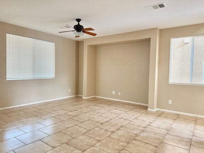 Building Photo - Spacious Living, Granite Counters, Great Location!