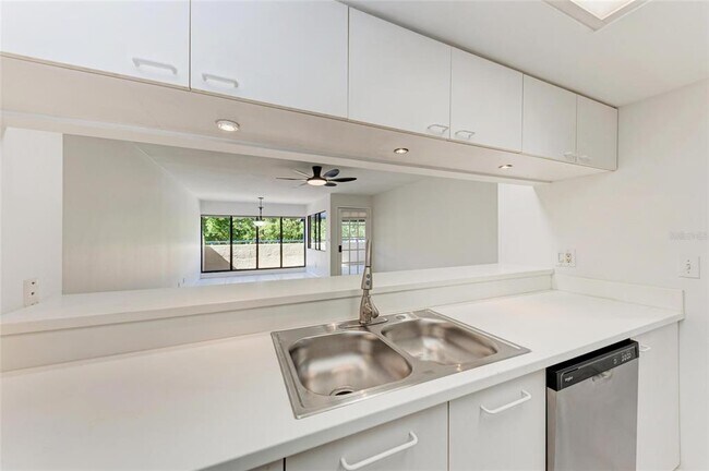 Building Photo - 835 S Osprey Ave