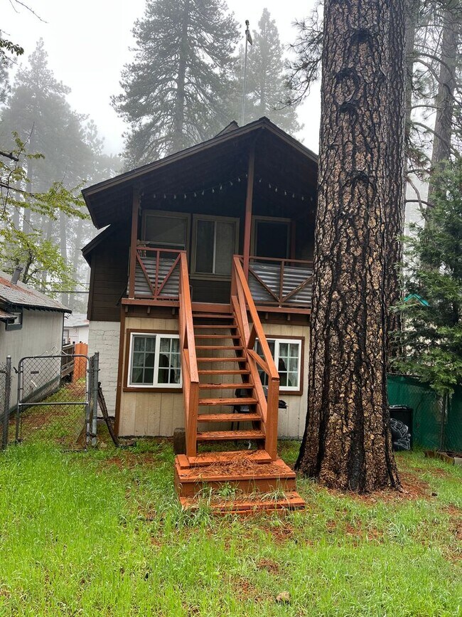 Building Photo - Cozy Crestline Cabin