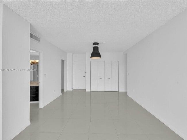 Building Photo - 300 Bayview Dr