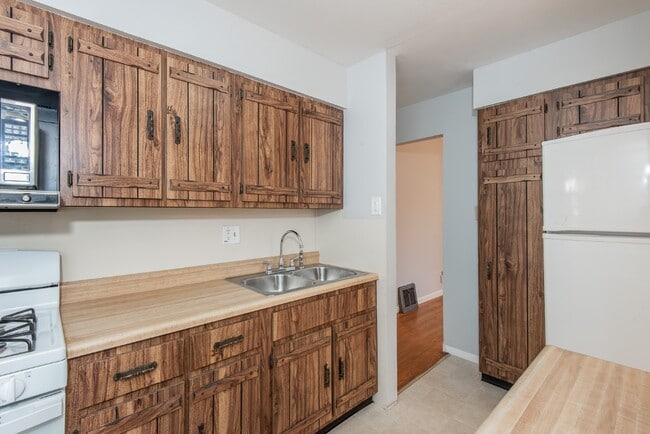 Building Photo - 10701 St Henry Ln