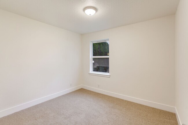 Building Photo - Spacious 2BR Home with Loft, Warehouse & Private River Access Mulino, OR