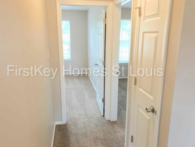 Building Photo - 14 Rivermeadows Dr