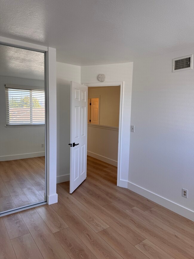 Building Photo - 23940 Vía Rosa Linda