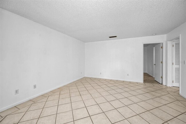 Building Photo - 10626 Longwood Dr