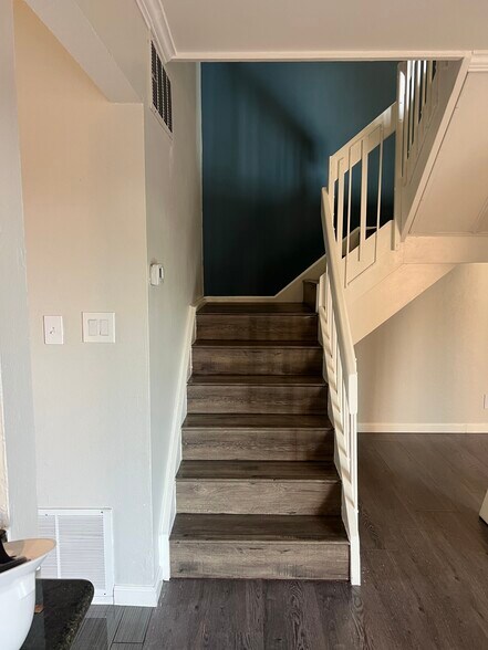 Building Photo - 1520 Parkwood Pl