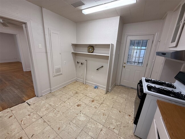 Building Photo - 6946 Moss Rose St