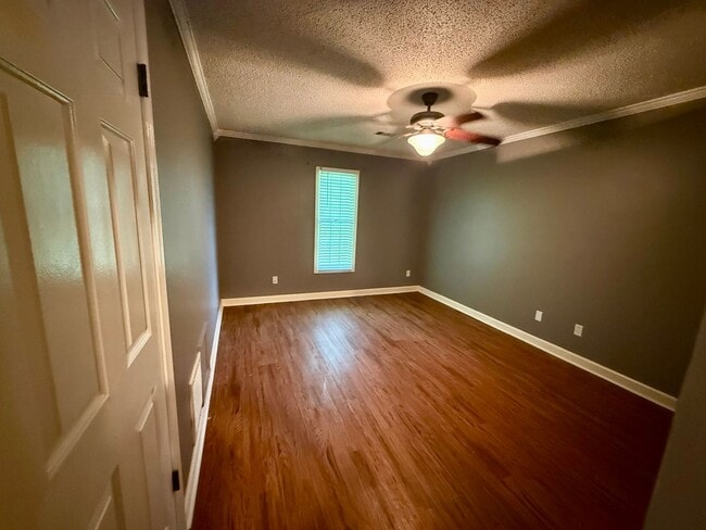 Building Photo - 1401 Elmdale Pl
