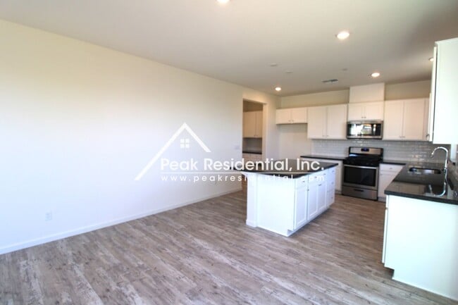 Building Photo - Newer 4bd/3ba Folsom Home with 2 Car Garage