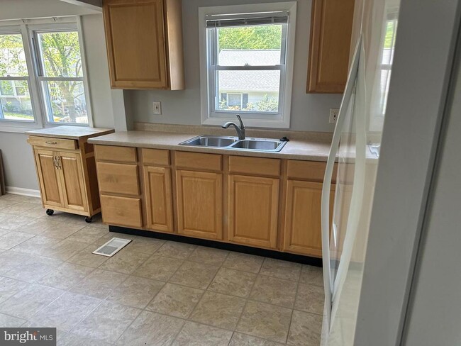 Building Photo - 7648 Beach Dr