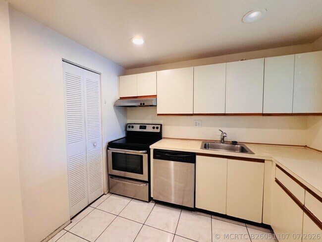 Building Photo - 8025 S Colony Cir