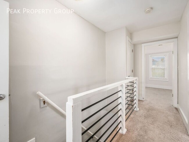 Building Photo - 504 S Lazelle St