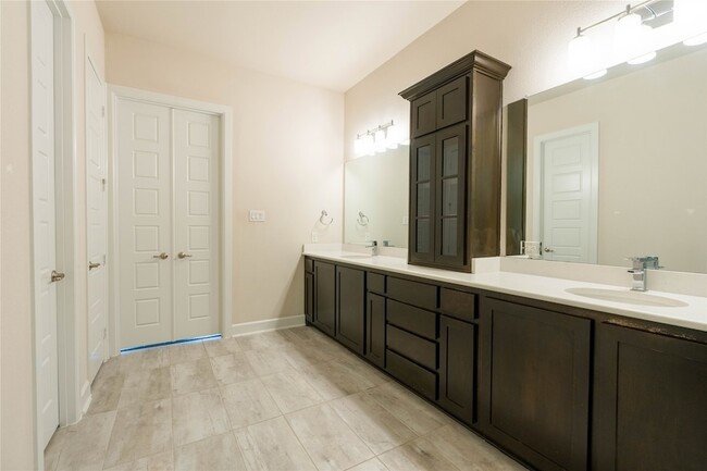 Building Photo - 1008 Peacock Blvd