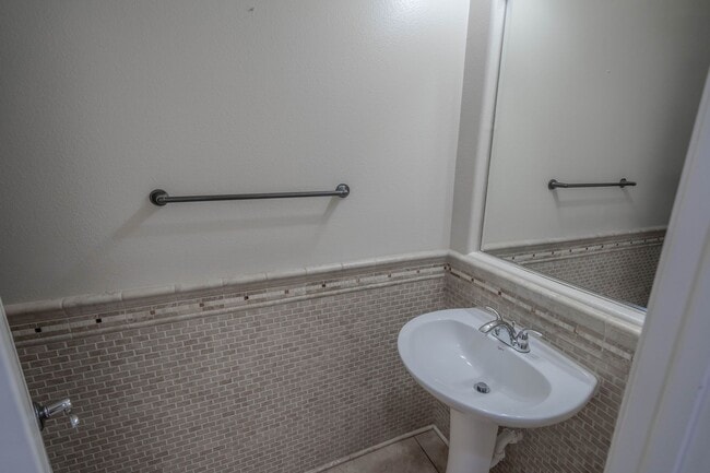 Building Photo - COMING SOON! Charming 3-Bedroom Townhome w...