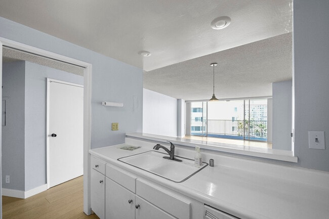 Building Photo - 700 E Ocean Blvd