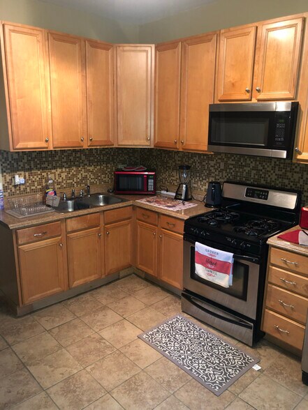 Building Photo - 6630 S Ingleside Ave