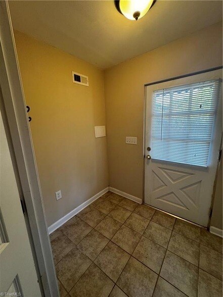 Building Photo - 505 Willow Dr