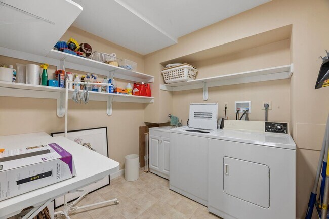 Building Photo - 4 Bedroom, 3.5 Bath Furnished Townhouse Available