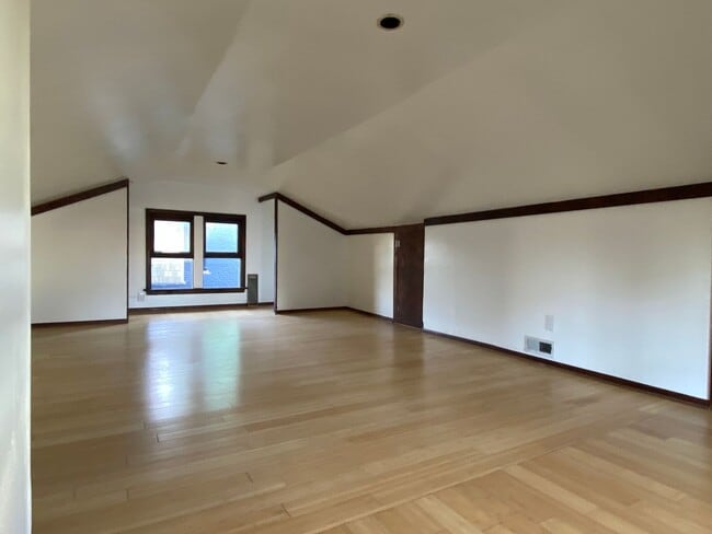 Building Photo - 4 bed 2 bath home in NE Portland for Rent