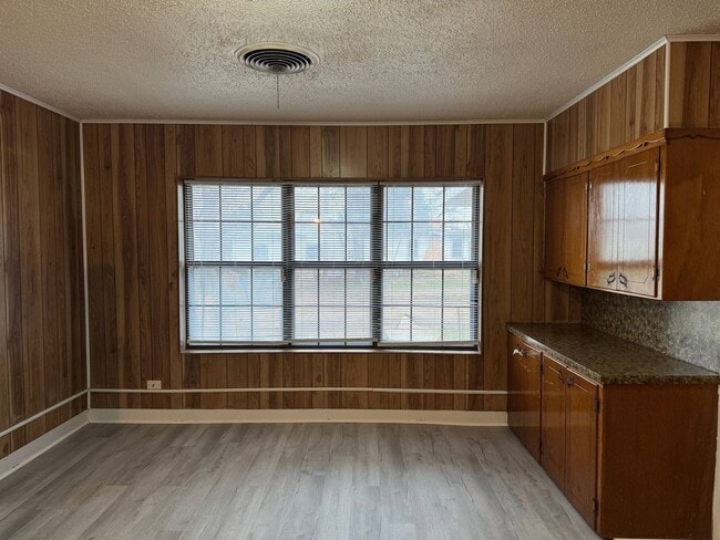 Building Photo - 5 Bed 2 Bath Home w/ 6.14 Acres In Iowa Park ISD.