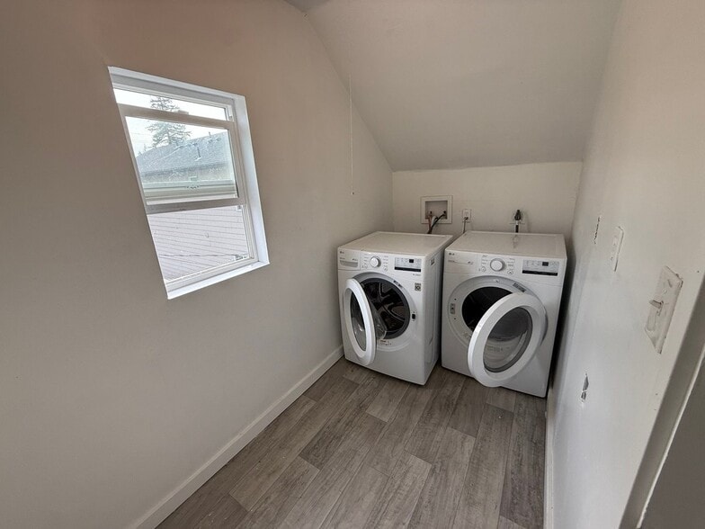 Building Photo - 1822 E Pacific Ave