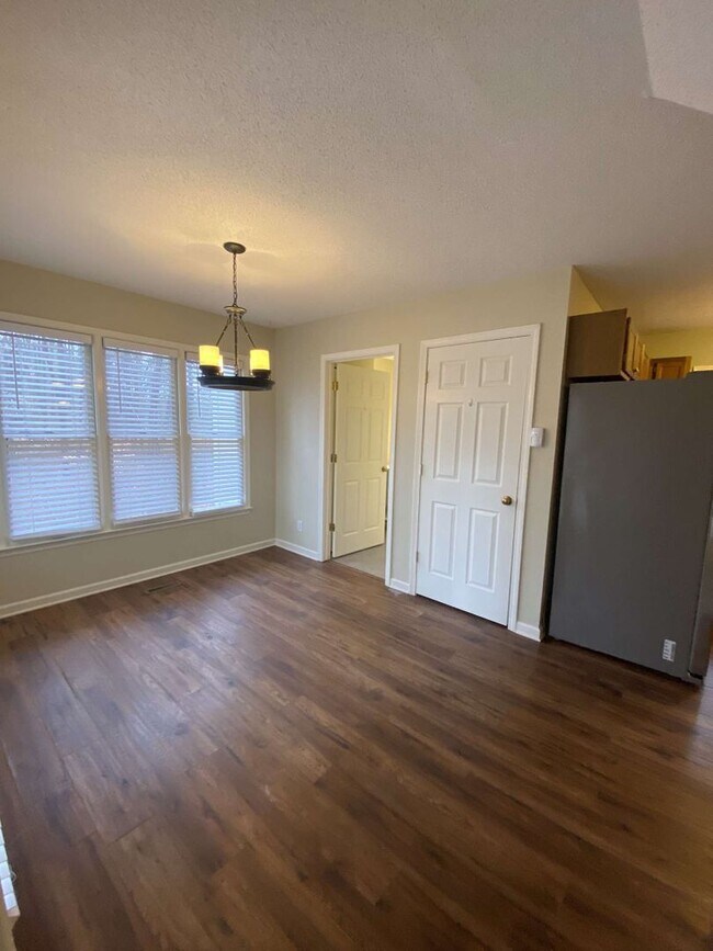 Building Photo - Charming 3 Bed Colonial in Woodcroft!