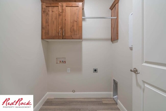 Building Photo - Beautiful Townhome in Hurricane Heights!