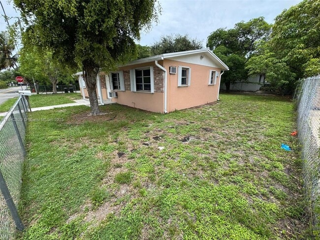 Building Photo - 844 NW 18th Ave