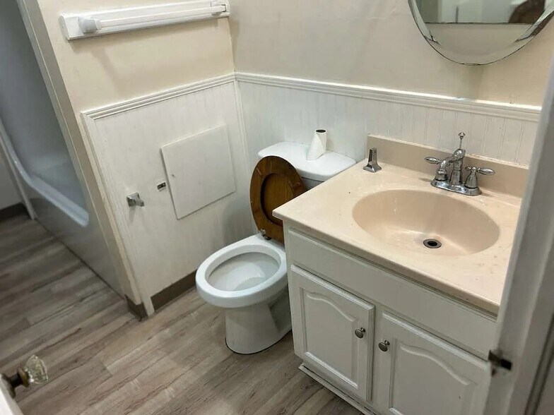 Building Photo - 2652 Merwyn Rd