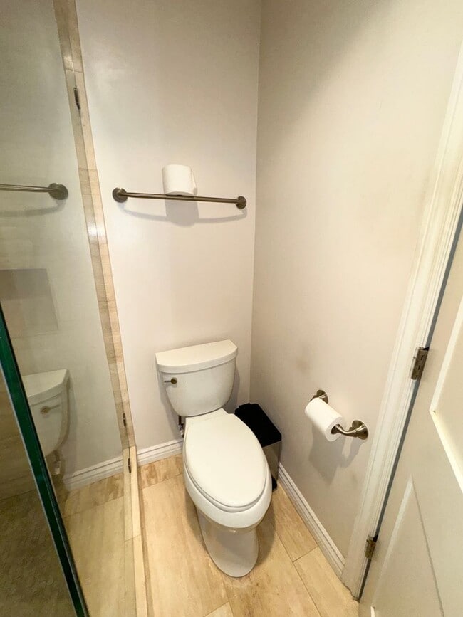 Building Photo - Beautifully Updated 3 Bedroom, 2 bath Rola...