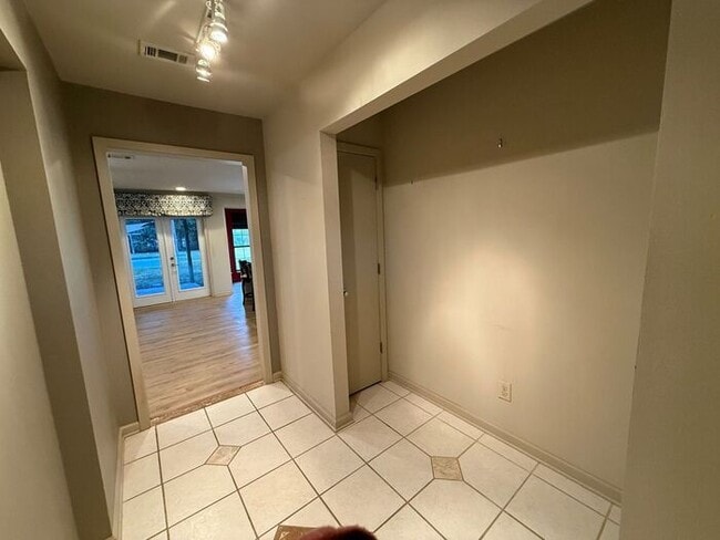 Building Photo - Pensacola - 32526- 4 bedroom, 2 bathroom - pool and lawn care included