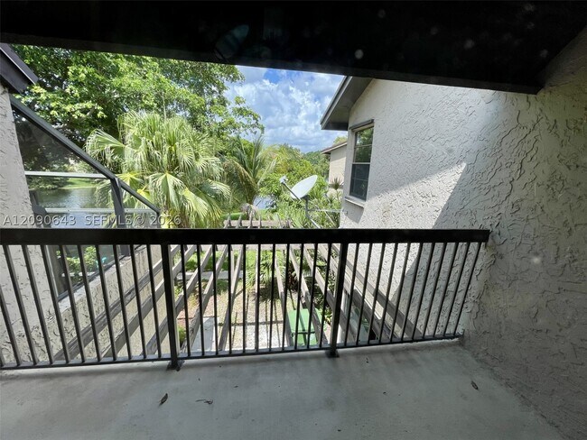 Building Photo - 2160 Bayberry Dr