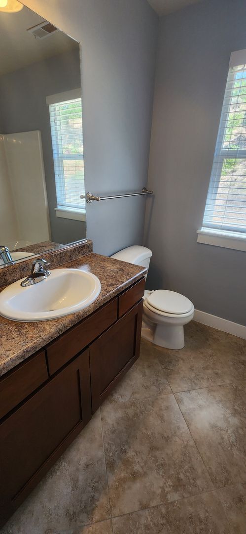 Building Photo - Luxury 3 Bedroom Plus Den in Sandy!