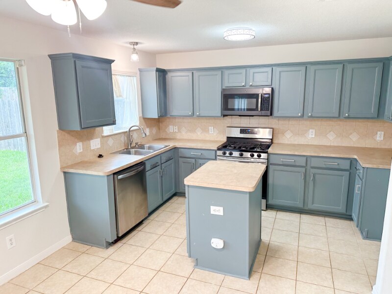 Building Photo - 4027 Falvel Cove Dr