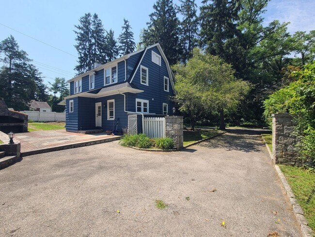 Building Photo - 4 bedrooms and 1.5 bathrooms, this home of...