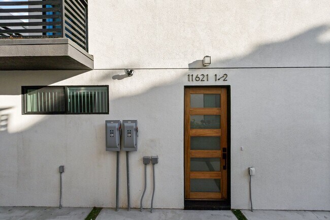 Building Photo - A beautifully designed and renovated 4 bed / 4 1/2 bath townhome located in the desirable Sawtell...