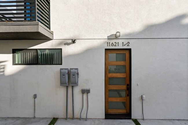 Building Photo - A beautifully designed and renovated 4 bed...