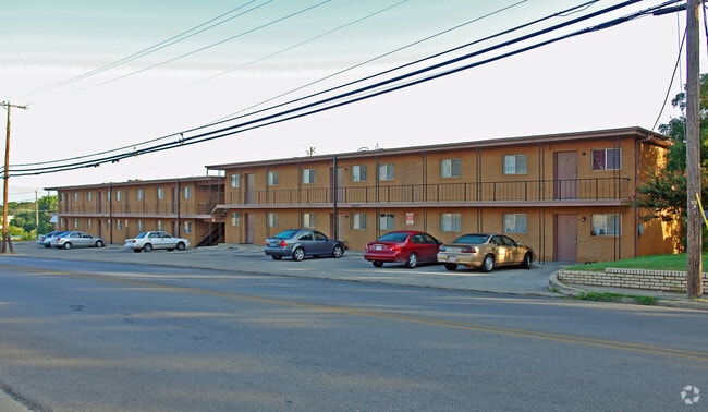 Primary Photo - 805 W Hallmark Ave