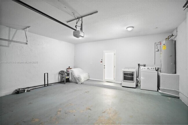 Building Photo - 3708 NE 22nd Pl