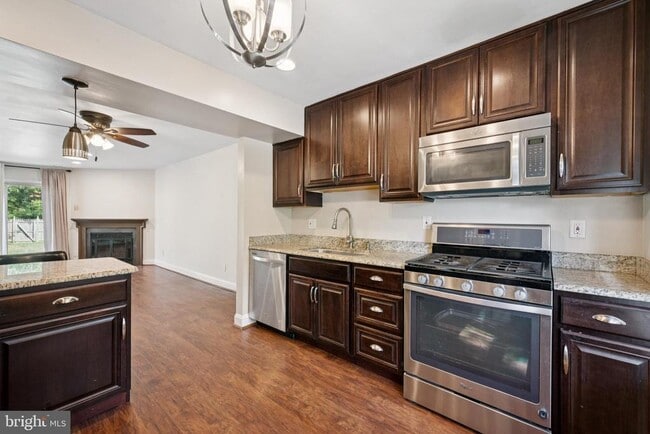 Building Photo - 5806 Red Haven Dr
