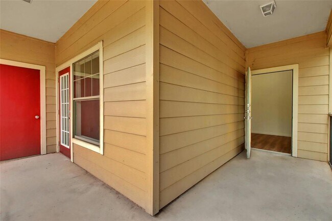 Building Photo - 2320 Gracy Farms Ln