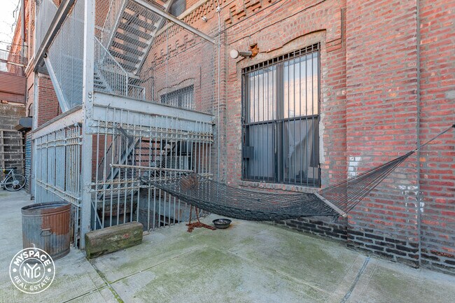 Building Photo - 28 Locust St