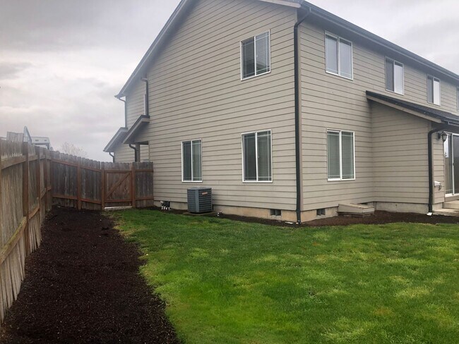 Building Photo - Newer 3 bedrooms 2.5 bathroom townhouse!