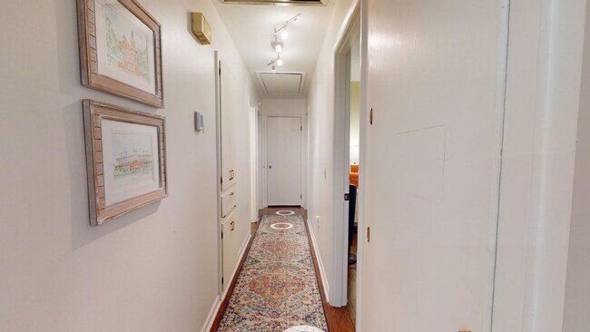 Building Photo - Super Cute One Level Home 1 mile from Toom...