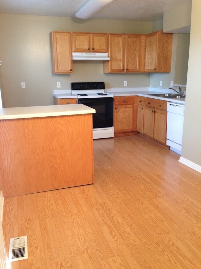 Building Photo - Gorgeous 3 Bed 2 Bath Townhome in Murray is a must see!!